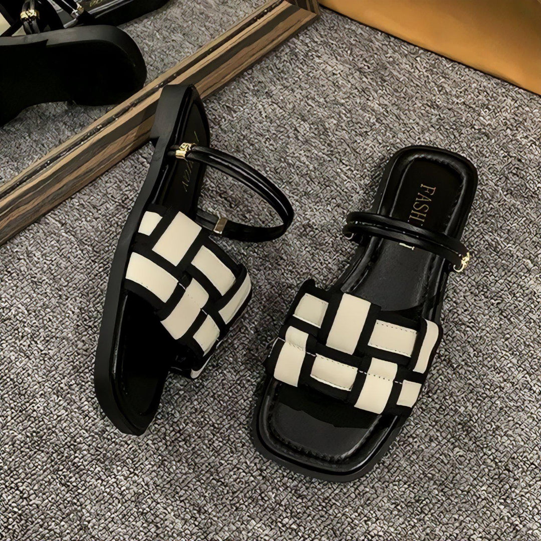 Nina - Flat Sandals with Open Toe