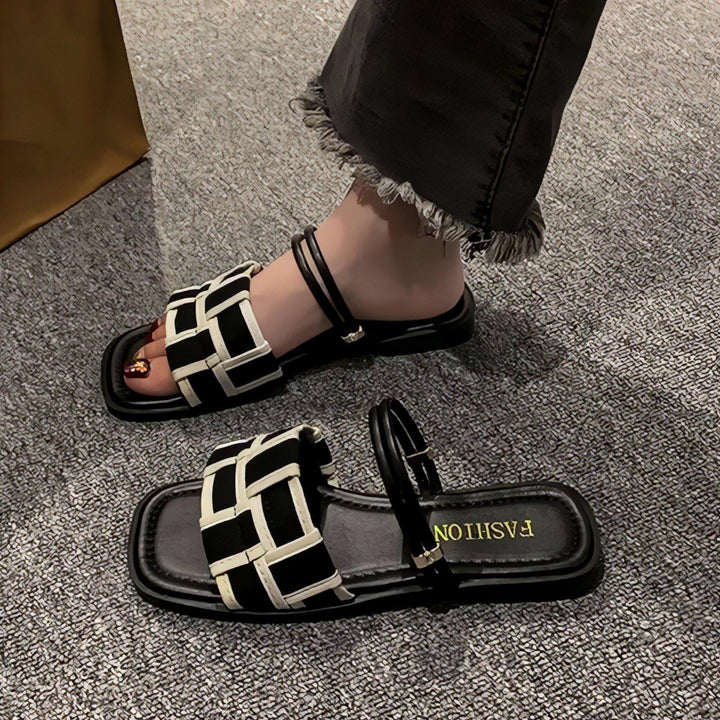 Nina - Flat Sandals with Open Toe